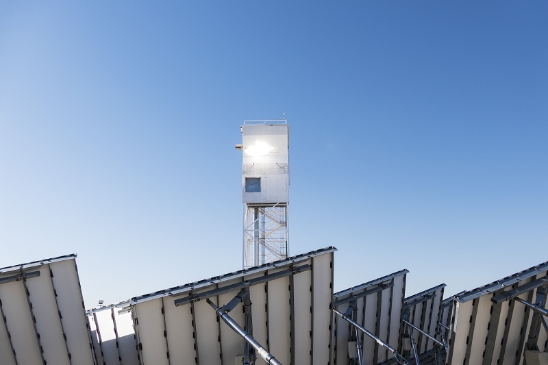 Zu sehen ist ein Solarturm-Kraftwerk. Mit einem solchen Kraftwerk kann man mit konzentrierender Solarthermie die Prozesswärme für die Herstellung von Solartreibstoff erzeugen.