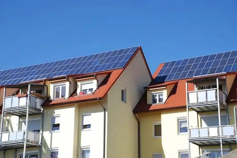 Zu sehen sind Photovoltaik-Anlagen auf Mehrfamilienhäusern. Für Wohngebäude soll die Solarpflicht in Bayern nicht gelten.