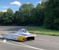 Ein solarer Rennwagen auf der Strecke.