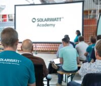 Im Bild Teilnehmer:innen in der Solarwatt-Academy.