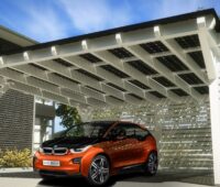 Zu sehen ist ein Solar-Carport, denn E-Auto-Fahrer sind echte Photovoltaik-Fans.