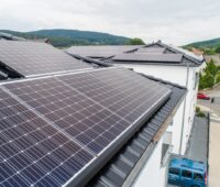 Zu sehen ist ein Hausdach mit Solarwatt-Modulen, die sich als unempfindlich gegenüber dem Phänomen LeTID erwiesen habnen.
