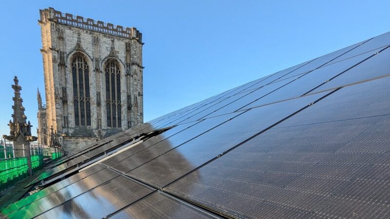 Im Bild die Photovoltaik-Anlage der Kathedrale von York.