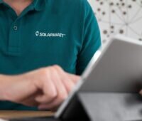 Im Bild ein Mensch vor einem Laptop als Symbol für den Solarwatt Pro Planning Service.