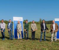Neun Männer mit Spaten auf Acker - Baubeginn für Solarpark in Baden-Württemberg