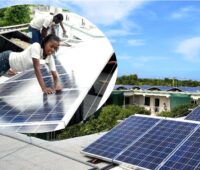 Zu sehen ist eine Photovoltaik-Anlage der Biohaus-Stiftung auf Haiti und Menschen bei der Wartung.