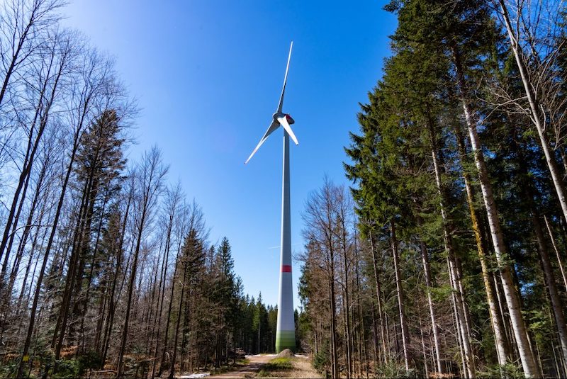 Baden-Würrtemberg will mit Klimaschutzgesetz Windenergie stärken. Hier ein Windrad im Schwarzwald.