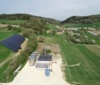 Breitenholz wird ein Bioenergiedorf mit Solarthermie-Heizwerk. ZU sehen ist das Solarheizwerk in Liggeringen.