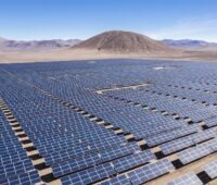Zu sehen ist ein Photovoltaik-Solarkraftwerk in der Atacama-Wüste, die Stäubli Photovoltaik-Steckverbinder enthält.