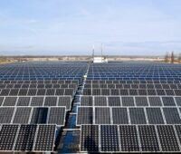 Zu sehen ist ein großer Photovoltaik-Solarpark von Steag. Die Software Sensaia soll die Überwachung von Photovoltaik-Anlagen optimieren.