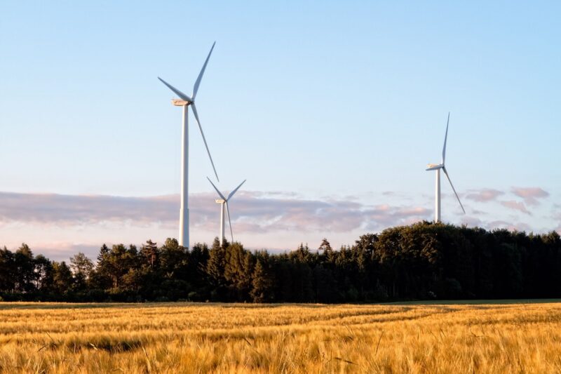 Zu sehen sind Windräder, denn der Energieversorger für das Post-EEG-Zeitalter will erneuerbare Energien vermarkten.