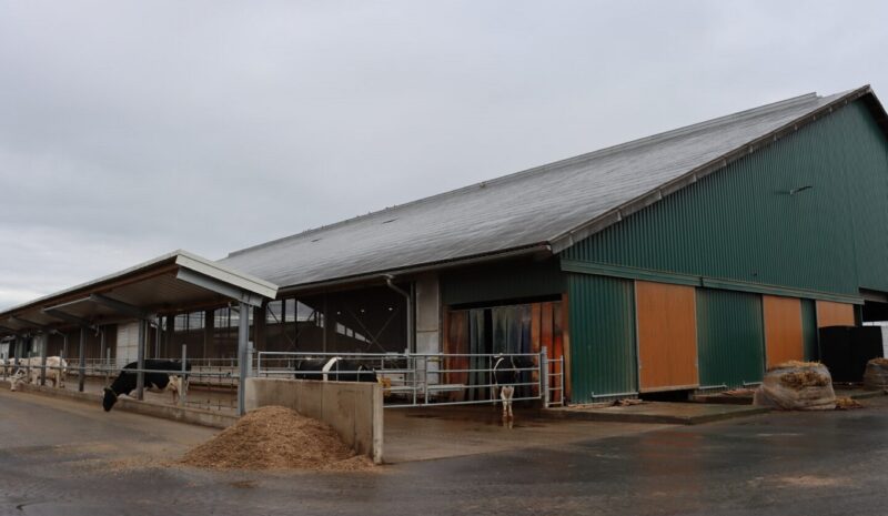 Im Bild ein Bauernhof mit Photovoltaik-Anlage, Stromee bezieht Ökostrom für seinen Gewerbestromtarif aus dezentralen Anlagen.