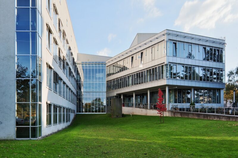 Zu sehen ist das Gebäude des Instituts für Materialwissenschaft, das die Forschungen an der Natrium-Festkörperbatterie koordiniert.