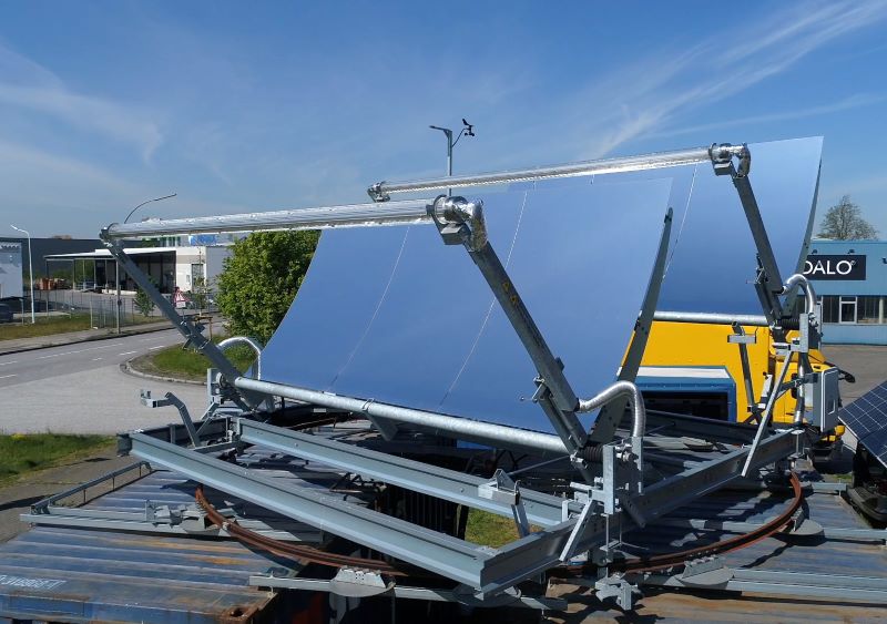 Solarkollektoren auf Schinen und Containern für die Nutzung der konzentrierten Solartechnologie