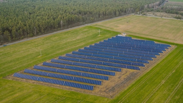 Zu sehen ist das Luftbild eines Solarparks. Litauer können nun Anteile an Photovoltaik-Solarparks zum Eigenbedarf erwerben.