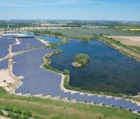 Luftbild eines Solarkraftwerks, Sunnic Lighthouse vermarktet den Strom über einen langfristigen Stromliefervertrag PPA.