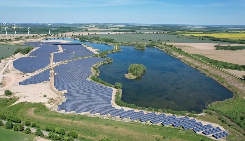 Luftbild eines Solarkraftwerks, Sunnic Lighthouse vermarktet den Strom über einen langfristigen Stromliefervertrag PPA.