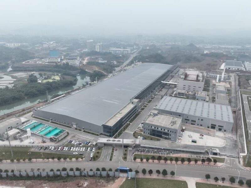 Luftbild eines Industriekomplexes in China, in dem eine Solarzellenfabrik untergebracht ist.