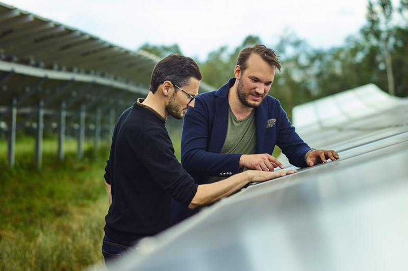 Zwei Männer im Solarpark