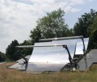 Ein Sonnenkollektoren-System mit zwei Segmenten einer Parabolrinne und einem Photovoltaik-Element - die Sunoyster