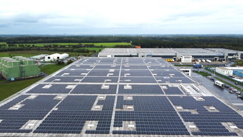Im Bild eine große Photovoltaik Dachanlage auf einer Gewerbeimmobilie von Patrizia.