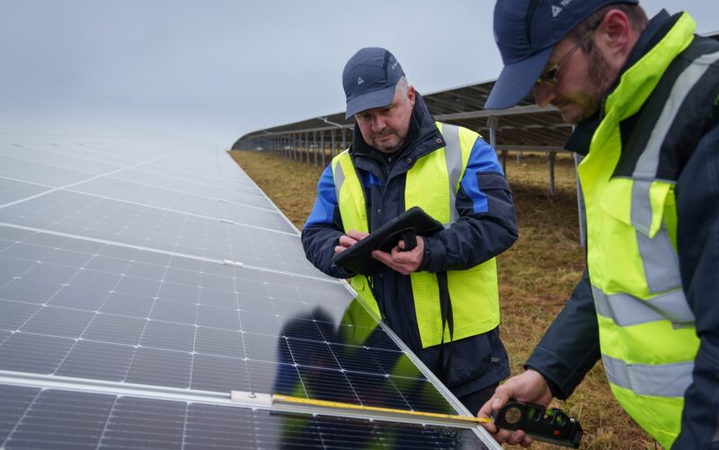 Uwe Hupach mit Mitarbeiter vom TÜV Rheinland überprüft den Photovoltaik-Solarpark Südeifel.