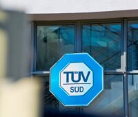 Zu sehen ist das Logo vom TÜV Süd, der ein Nachhaltigkeitsassessment für die Batteriezellfertigung entwickelt hat.