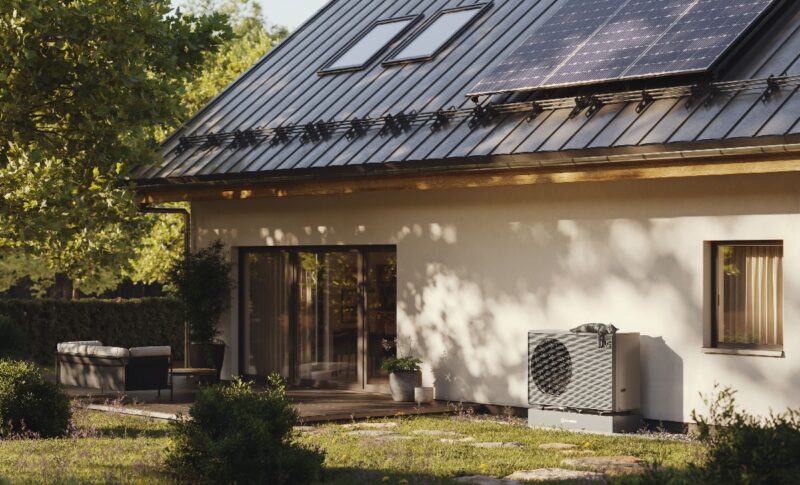 Im Bild ein Haus mit Wärmepumpe, Thermondo konzentriert sich auf klimaneutrales Heizen.
