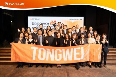 Im Bild ein Menschenansammlung von Tongwei-Mitarbeitenden, das Unternehmen hat ein neues Solarmodul vorgestellt.