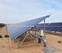 Eine große Solarstromanlage auf Wüstensand.