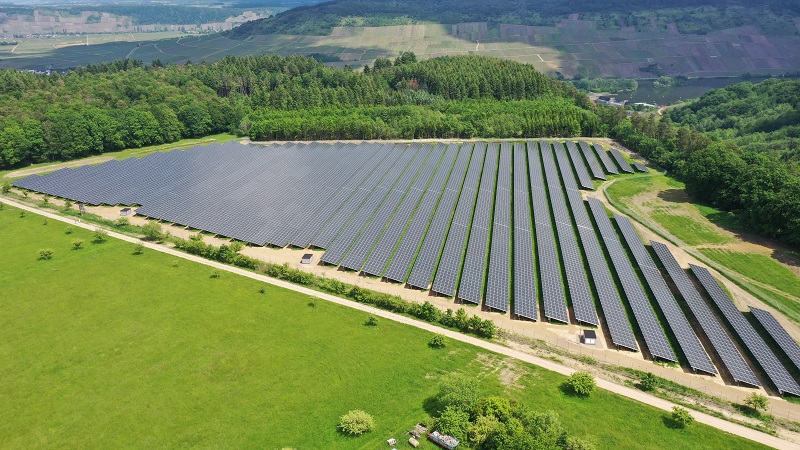 Zu sehen ist der Photovoltaik-Solarpark Schleich, den Trianel auf einem ehemaligen Weinberg errichtet hat.
