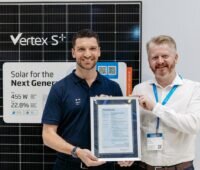 Im Bild Marco Piva vom TÜV Rheinland und Euan Anson (Trinasolar) mit dem Zertifikat für die EPD-Zertifizierungen der Vertex S+ Modulreihe.