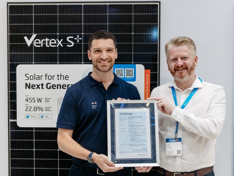 Im Bild Marco Piva vom TÜV Rheinland und Euan Anson (Trinasolar) mit dem Zertifikat für die EPD-Zertifizierungen der Vertex S+ Modulreihe.