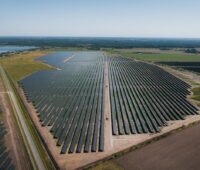 Im Bild der 200-MW-Photovoltaik-Solarpark Przykona in Polen, der mit Solarmodulen von Trinasolar ausgestattet ist.