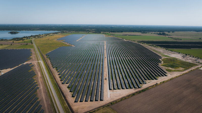 Im Bild der 200-MW-Photovoltaik-Solarpark Przykona in Polen, der mit Solarmodulen von Trinasolar ausgestattet ist.