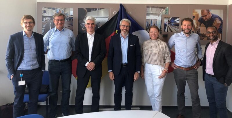 Zu sehen ist ein Gruppenbild bei der Unterzeichnung der Vereinbarung für den Photovoltaik-Solarpark nahe Fessenheim.