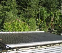 Zu sehen ist ein Vakuumröhrenkollektor auf einem Dach. Einer der wichtigsten Typen von Sonnenkollektoren.