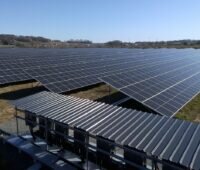 Zu sehen ist die Photovoltaik-Freiflächenanlage mit 18 MW Leistung auf dem Gelände eines ehemaligen Militärdepots in Vaas - eines der Photovoltaik-Projekte mit Bürgerbeteiligungen von Urbasol.