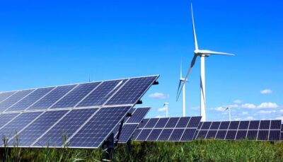 Im Bild Photovoltaik-Module und Windenergieanlagen als Symbol für das geplante 450-MW-Hybridprojekt aus Photovoltaik und Windenergie der VSB Gruppe in Finnland.