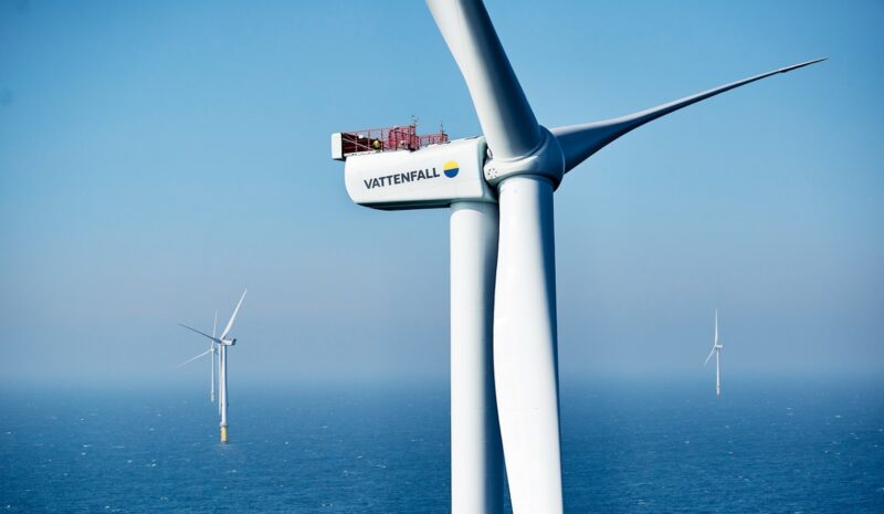 Im Bild ein Offshore-Windpark, die Rotorblätter der Windturbinen könnten zur Ski-Herstellung dienen.