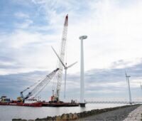 Zu sehen ist der Rückbau des niederländischen Windparks „Irene Vorrink“, die Rotorblätter sollen dem Recycling zugeführt werden.