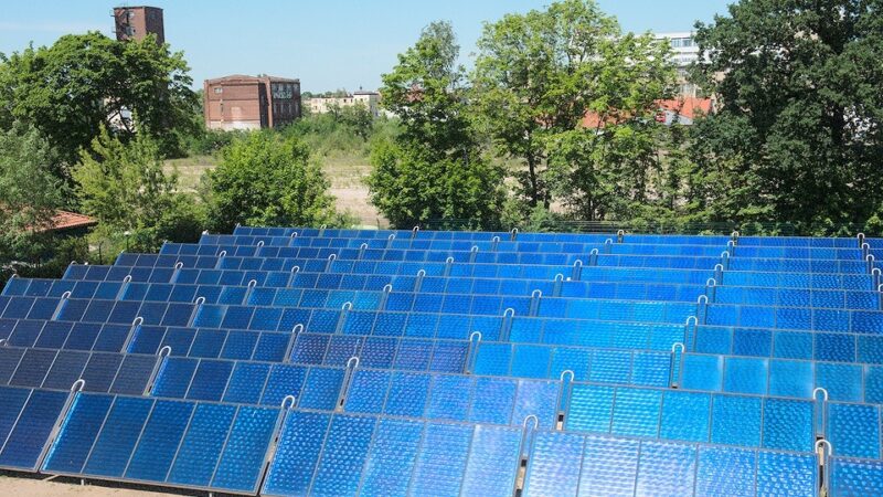 Zu sehen ist eines der Solarthermie-Großprojekte, die Arcon-Sunmark in Deutschland realisiert hat.