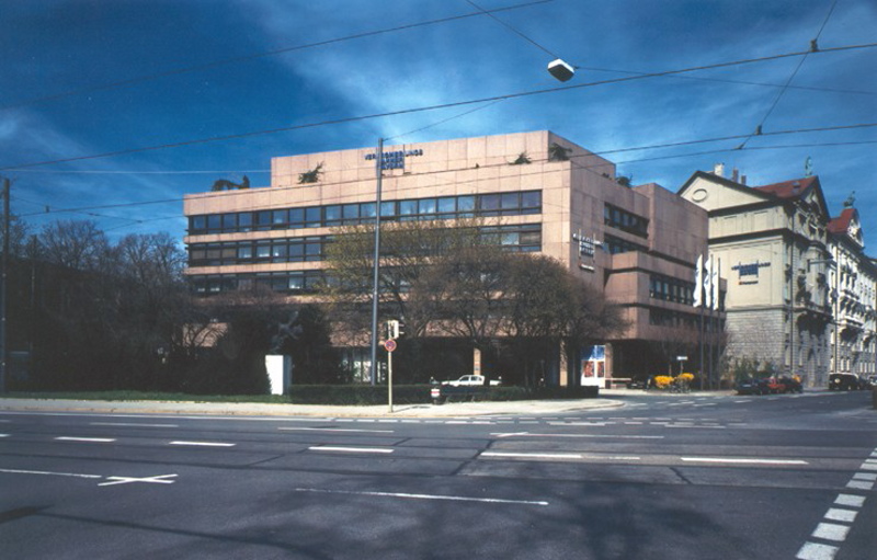 Der Münchener Standort der Versicherungskammer Bayern unter blauem Himmel.