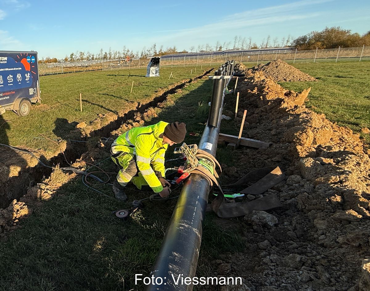 Arbeiter bei der Verlegung von Rohrleitungen für eine große Solarthermieanlage.