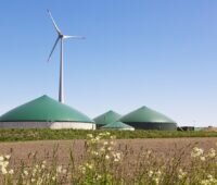 Das Virtuelle Kraftwerk von Trianel enthält Biogasanlagen und Windenergieanlagen wie hier gezeigt.