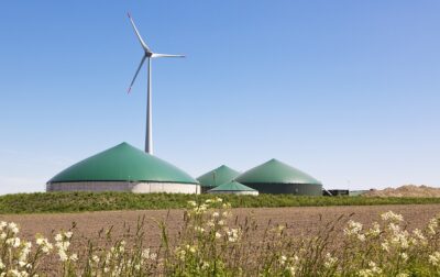Das Virtuelle Kraftwerk von Trianel enthält Biogasanlagen und Windenergieanlagen wie hier gezeigt.