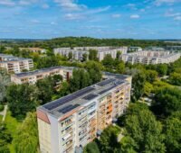 Gebäuderiegel in Berlin mit PV-Anlagen auf den Dächern.