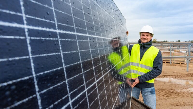 Im Bild ein Mann beim Bau in einem Photovoltaik-Solarpark, 140 MW in der Prignitz geplant.