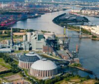 Luftaufnahme des Kraftwerks Moorburg an der Süderelbe in Hamburg mit weiterem Hafen- und Flusspanorama