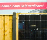 Ausschnitt eines Hozzaunes mit integriertem Photovoltaikmodul